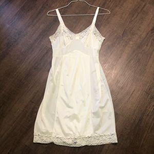Vintage 38” Full Slip Creme Nylon Slit Small Sz S